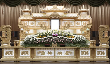 伝統的な白木祭壇（檀上およびスロープ）