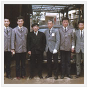 和田昌也氏と創業メンバー(1965年)